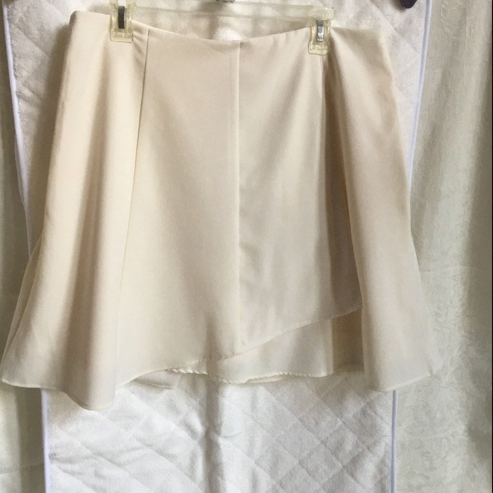 Worthington cream colored back zip skirt.